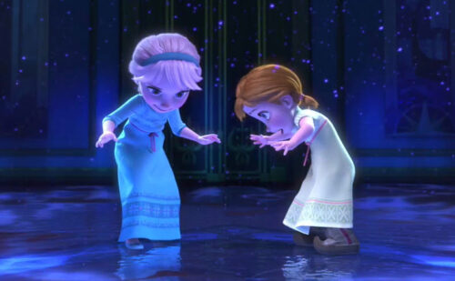 Elsa y Anna juegan sobre el suelo helado.