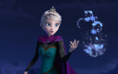 La reina Elsa es capaz de producir núcleos de cristalización para hacer crecer los copos de nieve.