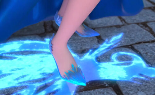 Elsa crea un núcleo de cristalización con sus pies.