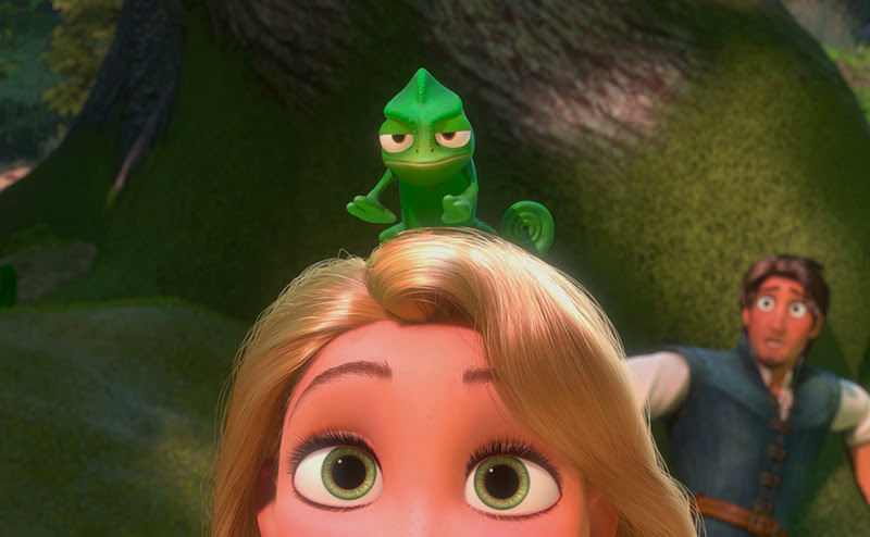 Pascal sobre la cabeza de Rapunzel.