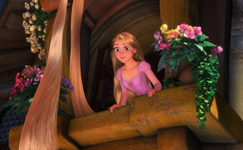 Rapunzel está en su balcón.