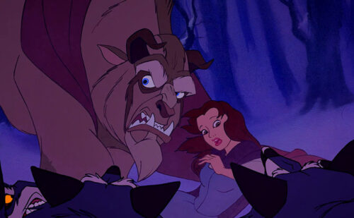Bella es atacada por lobos y Bestia la protege.