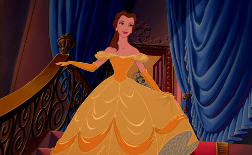 Bella con su vestido dorado