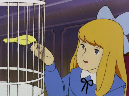 Clara mira a su canario enjaulado.